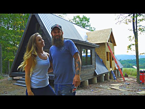TIMELAPSE- Couple Builds House in 20 Minutes